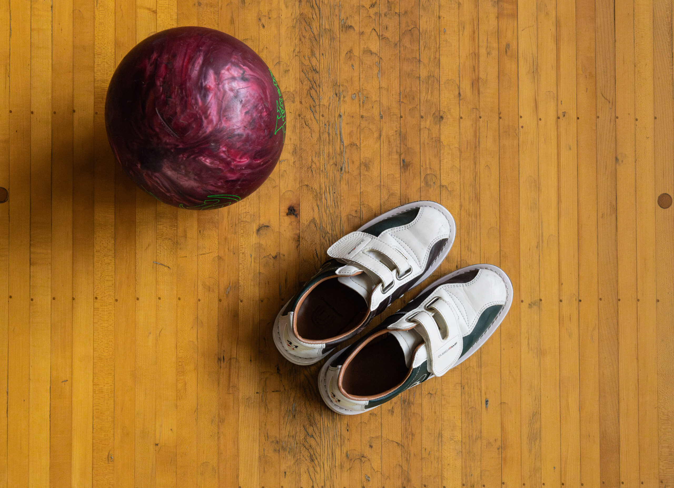 scarpe e palla su pista da bowling